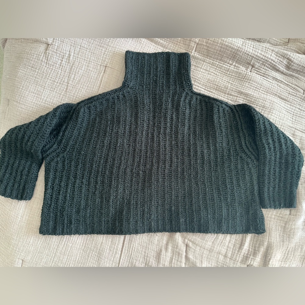 Free People - chunky knit cropped sweater in XS, black